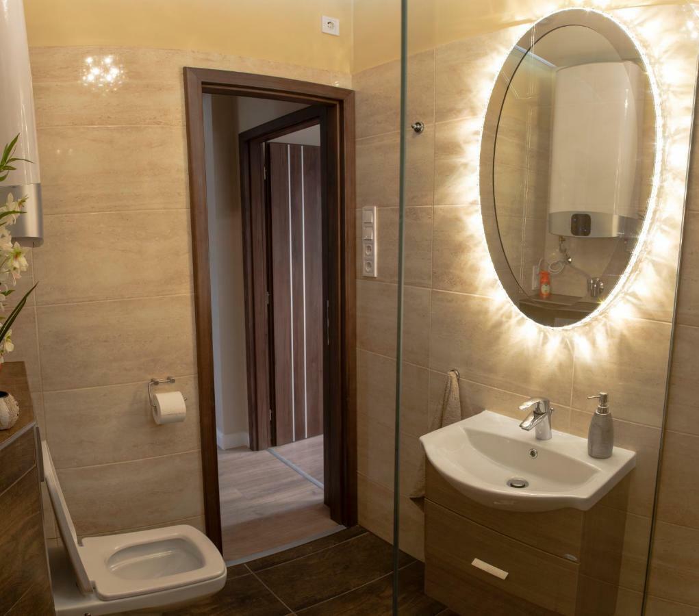 Glamour Apartman Lejlighed Eger Eksteriør billede